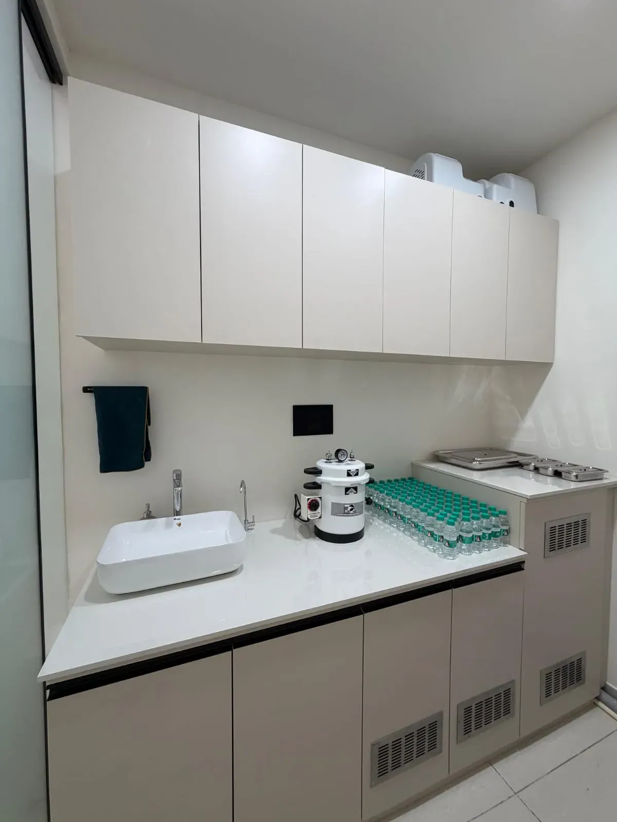 Dedicated sterile processing and instrument packaging station with chemical indicator pouches