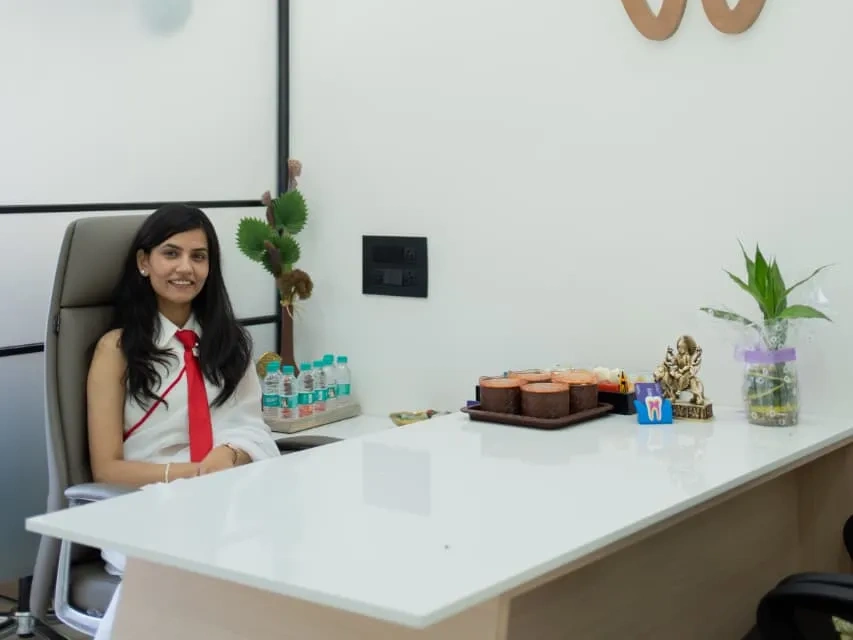 Consultation desk with the clinic's tooth emblem on the wall